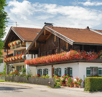 fileadmin/roha/images_galerie/architektur-Haeuser/LANDA-BLUMENSCHM-OBERTD-0011-06-D-roha-Landart-Blumenschmuck-Oberteisendorf-Geranien-Holzblock.png