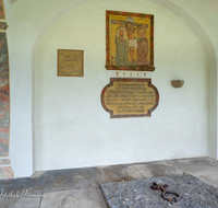 fileadmin/roha/images_galerie/orte_landschaft/Laufen/Klosterfriedhof/LAUF-KAPUZ-KI-0035-D-roha-Laufen-Kapuzinerkloster-Friedhof-Gruftengang.png