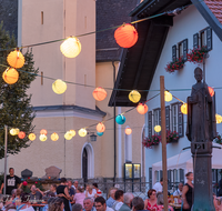 fileadmin/roha/images_galerie/orte_landschaft/Piding/Piding-Feste-Theater-usw/PID-LEU-BR-2019-2105-D-roha-Piding-Leuchtbrunnenfest-Musikkapelle-Petersplatz.png