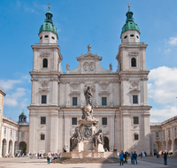 fileadmin/roha/images_galerie/orte_landschaft/Salzburg/Dom/SA-DOM-PL-0004-D-roha-Salzburg-Domplatz-Fassade-Dom-Marienstatue.png