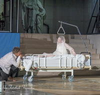 fileadmin/roha/images_galerie/orte_landschaft/Salzburg/Jedermann/2017/SA-KU-JEDERM-2017-2214-01-D-roha-Salzburg-Festspiele-Jedermann-Theater-Gute-Werke.png