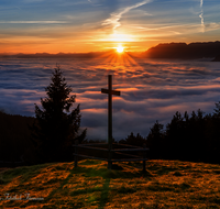 fileadmin/roha/images_galerie/stimmung-Sonne/Sonnenaufgang/SON-AU-STOISS-A-0004-0658-2-M-D-roha-Nebelstimmung-Stoisser-Alm.png