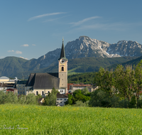 fileadmin/roha/images_galerie/orte_landschaft/Teisendorf/TEI-NORD-WEST-0049-D-roha-Teisendorf-Fuderheuberg-Hochstaufen-Kirche.png