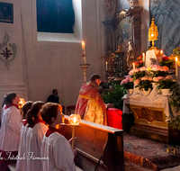 fileadmin/roha/images_galerie/brauchtum/Ostern/Herrengrab_Hoeglwoerth/BR-HEILIGGR-HOEGLW-OST-AN-0001-D-roha-Brauchtum-Ostern-Kirche-Heiliggrab-Hoeglwoerth-Andacht.png