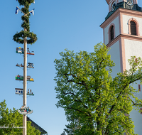 fileadmin/roha/images_galerie/brauchtum/Maibaum/Weildorf/BR-MAIB-WEIL-01-0003-D-roha-Brauchtum-Maibaum-Weildorf-Kirche-Zwiebelturm.png