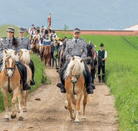 fileadmin/roha/images_galerie/brauchtum/Leonhardiritt/Holzhausen_01/BR-PFRI-HOLZ-2015-0067-1047-05-D-roha-Brauchtum-Pferdeumritt-Holzhausen-Teisendorf-Leonhardiritt.png