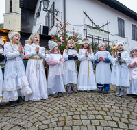 fileadmin/roha/images_galerie/orte_landschaft/Piding/Piding-Feste-Theater-usw/PID-PET-PL-CHRI-0001-1604-D-roha-Piding-Petersplatz-Christkindlmarkt.png