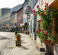 fileadmin/roha/images_galerie/orte_landschaft/Teisendorf/Teisendorf-Markt/TEI-MA-0026-03-D-roha-Teisendorf-Markt-Strasse-Rose.png