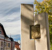 fileadmin/roha/images_galerie/orte_landschaft/Teisendorf/Teisendorf-Markt/TEI-MA-CREU-0006-D-roha-Teisendorf-Stele-Bronze-Creuse.png