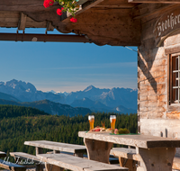 fileadmin/roha/images_galerie/kulinarisch/TEI-STO-GAS-0018-D-roha-Teisendorf-Stoisseralm-Brotzeit-Weissbier-Berge.png