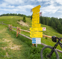 fileadmin/roha/images_galerie/orte_landschaft/Stoisser-Alm/TEI-STO-SCH-0002-D-roha-Teisendorf-Anger-Stoisser-Alm-Beschilderung-Wege.png