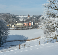 fileadmin/roha/images_galerie/orte_landschaft/Anger/Hoeglwoerth/AN-HOE-WIN-0032-D-roha-Anger-Hoeglwoerth-Kloster-See-Winter-Eiche.png