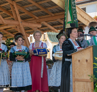 fileadmin/roha/images_galerie/orte_landschaft/Anger/Anger-Trachten-Musik-Fest/BR-FEST-ANG-MUS-TRACH-2018-08-19-1036-1038-D-roha-Brauchtum-Fest-Anger-Trachtenverein-Musikkapelle-Festaltar.png