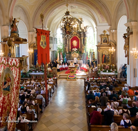 fileadmin/roha/images_galerie/brauchtum/Fronleichnam/Fronleichnam-Teisendorf/BR-FRON-TEI-KIR-0012-D-roha-Brauchtum-Teisendorf-Kirche-Fronleichnam-Blumenteppich.png