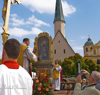 fileadmin/roha/images_galerie/orte_landschaft/Altoetting/BR-TRACH-ALTOET-0055-D-roha-Brauchtum-Tracht-Wallfahrt-Altoetting-Kapellplatz-Schwarze-Madonna.png