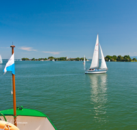 fileadmin/roha/images_galerie/orte_landschaft/Chiemsee/CHIE-SEG-0013-D-roha-Chiemsee-Segeln-Wasser-Wimpel-Fraueninsel.png