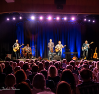 fileadmin/roha/images_galerie/orte_landschaft/Laufen/Theater-Salzachhalle-Salzachfestspiele/LAUF-SALZ-HAL-SI-GARF-2035-02-D-roha-Laufen-Salzach-Festspiele-Salzachhalle-Simon-Garfunkel-Konzert.png