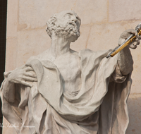 fileadmin/roha/images_galerie/orte_landschaft/Salzburg/Dom/SA-DOM-0001-4-D-roha-Salzburg-Dom-Portal-Marmor-Figur-hl-Petrus.png