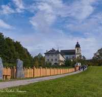 fileadmin/roha/images_galerie/orte_landschaft/Salzburg/Kolleg-Plain-Sebast-Franzis-Mich/SA-MARIAPLAIN-0001-1-D-roha-Salzburg-Maria-Plain-Weg-Zaun.png