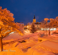 fileadmin/roha/images_galerie/orte_landschaft/Teisendorf/Teisendorf-Markt/TEI-MA-PLA-0001-6-D-roha-Teisendorf-Marktplatz-Weihnachten-Nacht-Christbaum-Schnee.png