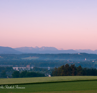 fileadmin/roha/images_galerie/orte_landschaft/Waging/WAG-SEE-0028-D-roha-Waginger-Tachinger-See-Sonnenaufgang-Muehlberg-Waging-Wonneberg.png