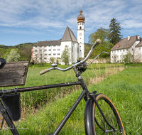 fileadmin/roha/images_galerie/orte_landschaft/Anger/Hoeglwoerth/AN-HOE-0097-09-D-roha-Anger-Hoeglwoerth-Kloster-Torhaus-Radl.png