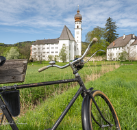 fileadmin/roha/images_galerie/orte_landschaft/Anger/Hoeglwoerth/AN-HOE-0097-09-D-roha-Anger-Hoeglwoerth-Kloster-Torhaus-Radl.png