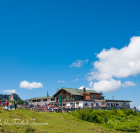 fileadmin/roha/images_galerie/orte_landschaft/Aschau/ASCHAU-KAMP-STEIN-ALM-0001-D-roha-Aschau-Kampenwand-Steinlingalm-Wanderer.png