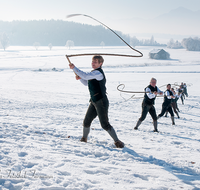 fileadmin/roha/images_galerie/brauchtum/Schnalzen/Schnalzen-Haarmoos/BR-SCHNA-HAARM-EICH-1040-08-D-roha-Brauchtum-Aper-Schnalzen-Haarmoos-Eichet-Schnee-Winter.png