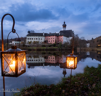 fileadmin/roha/images_galerie/brauchtum/Weihnachten-Laternenzauber-Anger/BR-WEIH-HOE-LA-2022-11-26-1652-D-roha-Brauchtum-Weihnachten-Hoeglwoerth-See-Laternenzauber.png