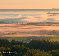 fileadmin/roha/images_galerie/orte_landschaft/Chiemsee/CHIE-SEIS-STIM-0007-D-roha-Chiemsee-Chiemgau-Stimmung-Sonnenaufgang-Nebel-Seiser-Alm.png