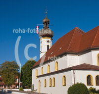 fileadmin/roha/images_galerie/orte_landschaft/Grassau/GRAS-ROTT-0001-D-roha-Grassau-Rottau-Kirche-Zwiebelturm-Kirchweih-Fahne-Kirchturm-Uhr-Bauernhof.jpg