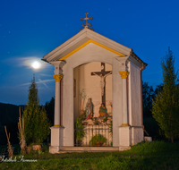 fileadmin/roha/images_galerie/kirche_religion/Waging/KKKM-WAG-TACH-0005-D-roha-Martl-Kapelle-Waging-Taching-blaue-Stunde-Mond.png