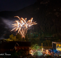 fileadmin/roha/images_galerie/musik/klassisch/MU-KL-PHIL-THUMS-2019-2204-01-D-roha-Musik-klassisch-Philharmonie-Bad-Reichenhall-Thumsee-brennt-Feuerwerk.png