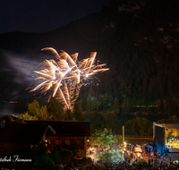 fileadmin/roha/images_galerie/musik/klassisch/MU-KL-PHIL-THUMS-2019-2204-01-D-roha-Musik-klassisch-Philharmonie-Bad-Reichenhall-Thumsee-brennt-Feuerwerk.png