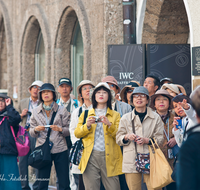 fileadmin/roha/images_galerie/orte_landschaft/Salzburg/Menschen-Gruenmarkt/SA-LEUT-FUEHR-0001-D-roha-Salzburg-Leute-Fuehrung-Tourist-Gruppe.png