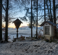 fileadmin/roha/images_galerie/stimmung-Sonne/Sonnenaufgang/SO-AU-TEIS-0003-0758-01-D-roha-Sonnenaufgang-Teisendorf-Schelmberg-Wegkreuz.png