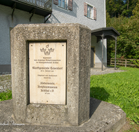 fileadmin/roha/images_galerie/orte_landschaft/Teisendorf/Achthal/TEI-ACHT-0023-D-roha-Teisendorf-Achthal-Museum-Gedenktafel.png