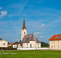 fileadmin/roha/images_galerie/orte_landschaft/Teisendorf/Neukirchen/TEI-NEUK-0006-D-roha-Teisendorf-Neukirchen-Kirche-Dorf.png