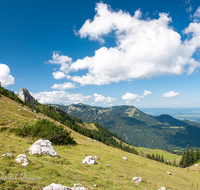 fileadmin/roha/images_galerie/orte_landschaft/Aschau/ASCHAU-KAMP-0009-01-D-roha-Aschau-Kampenwand-Chiemsee.png