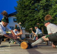 fileadmin/roha/images_galerie/brauchtum/Tracht/Trachtenverein_Anger/BR-TRACH-ANG-20190908-2104-01-D-roha-Brauchtum-Tracht-Anger-Hoeglwoerth-Holzhacker.png