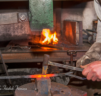 fileadmin/roha/images_galerie/arbeit_technik/Handwerk/HAN-SCHMIED-0050-D-roha-Handwerk-Schmied-Hammer-Feuer-Zange.png