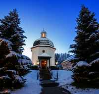 fileadmin/roha/images_galerie/orte_landschaft/Oberndorf_-_Oesterreich/OBERND-STILL-OESTERR-0034-1629-D-roha-Oberndorf-Oesterreich-Stille-Nacht-Kapelle-Weihnachten.png