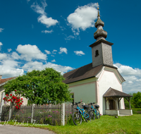 fileadmin/roha/images_galerie/Freizeit-Sport/E-Bike/SPO-E-BIKE-SAAL-MO-0002-D-roha-Sport-E-Bike-Saaldorf-Moosen-Kirche-Gartenzaun.png