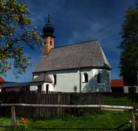 fileadmin/roha/images_galerie/orte_landschaft/Teisendorf/TEI-HOLZ-KIR-0006-D-roha-Teisendorf-Holzhausen-Kirche.png