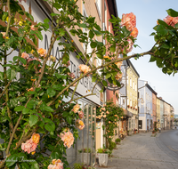 fileadmin/roha/images_galerie/orte_landschaft/Teisendorf/Teisendorf-Markt/TEI-MA-0047-20-D-roha-Teisendorf-Marktstrasse-Fassade-Rose.png