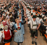 fileadmin/roha/Gautrachtenfest/Bilderglalerie/Gaufest-2023/Gauheimatabend/BR-GAUFEST-TEIS-2023-2-2001-11-D-roha-Tracht-Gaufest-Teisendorf.png