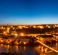 fileadmin/roha/images_galerie/orte_landschaft/Burghausen/BURGH-PAN-NA-0012-D-P-roha-Burghausen-Salzach-Burg-Panorama-Nacht-Stimmung.png