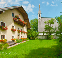 fileadmin/roha/images_galerie/kirche_religion/Anger/KKKM-ANG-STEINH-0010-D-roha-Kirche-Anger-Steinhoegl-Bauernhaus-Blumenschmuck-20x30.png