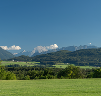 fileadmin/roha/Interessantes-in-Kurzform/ab-5-2023/LANDS-SILL-0060-D-roha-Landschaft-Saaldorf-Sillersdorf-Ulrichshoegl-Johannishoegl-Watzmann-Lattengebirge.png